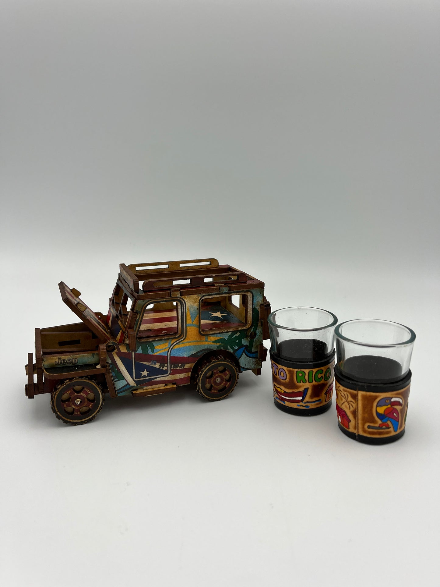 Jeep in wood with two shot glass ''Boricua 100%''