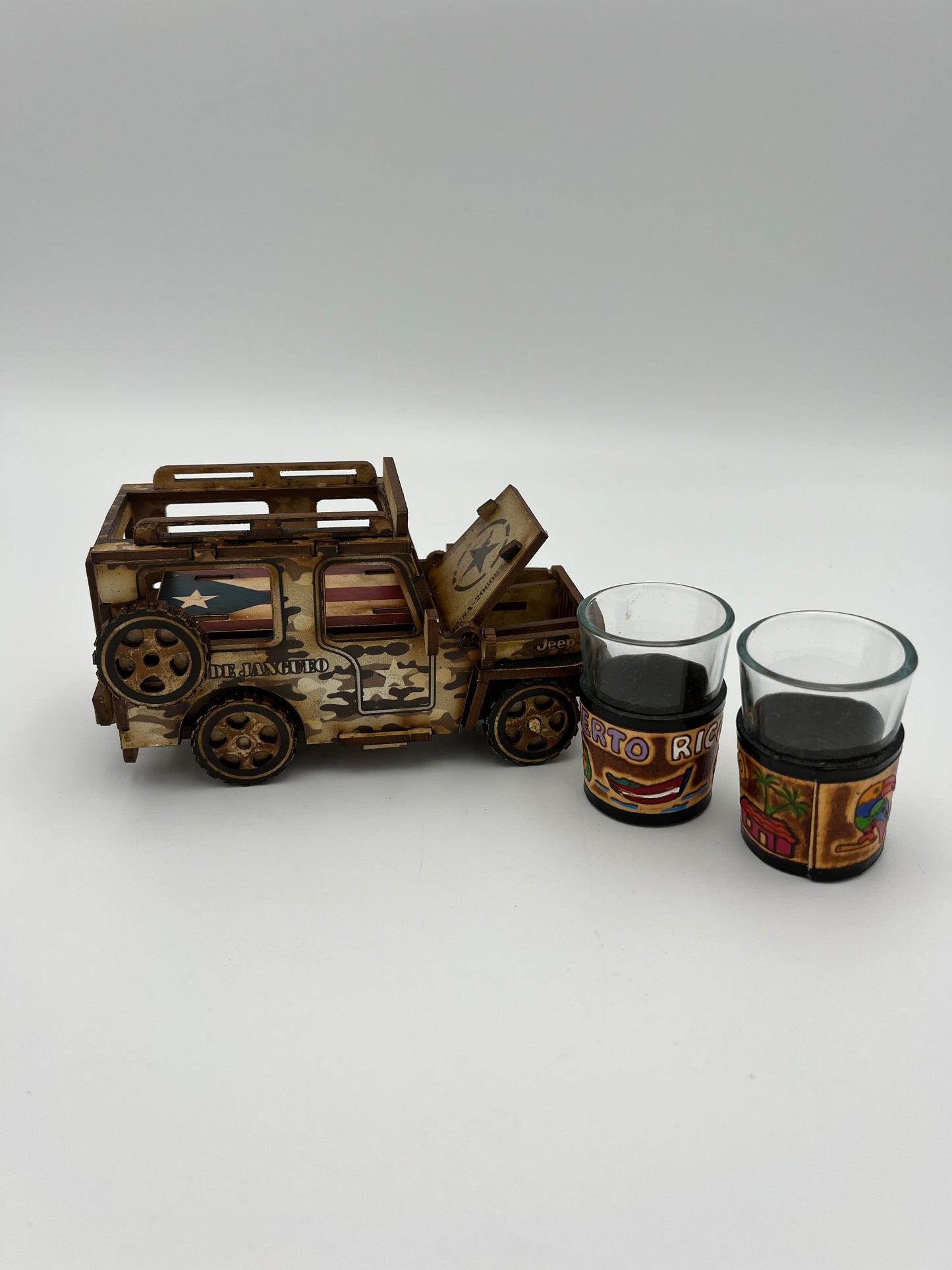 Jeep in wood with two shot glass “De Jangueo”