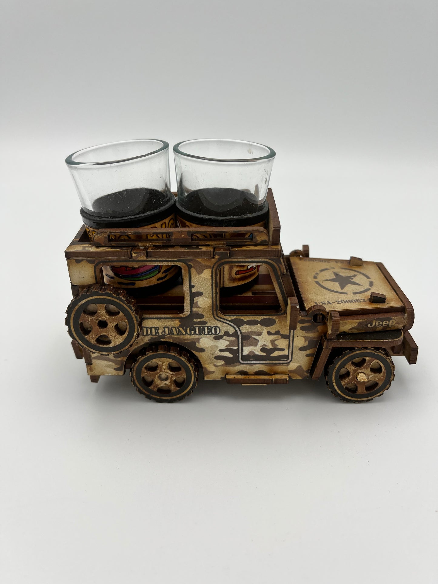 Jeep in wood with two shot glass “De Jangueo”