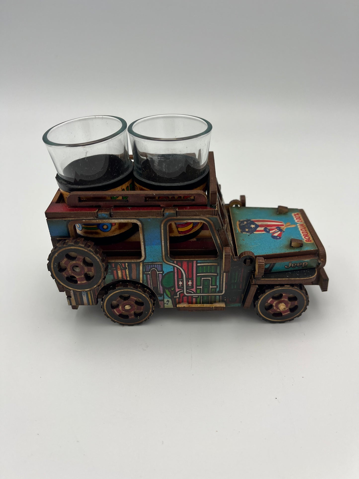 Jeep in wood with two shot glass “El Coqui”