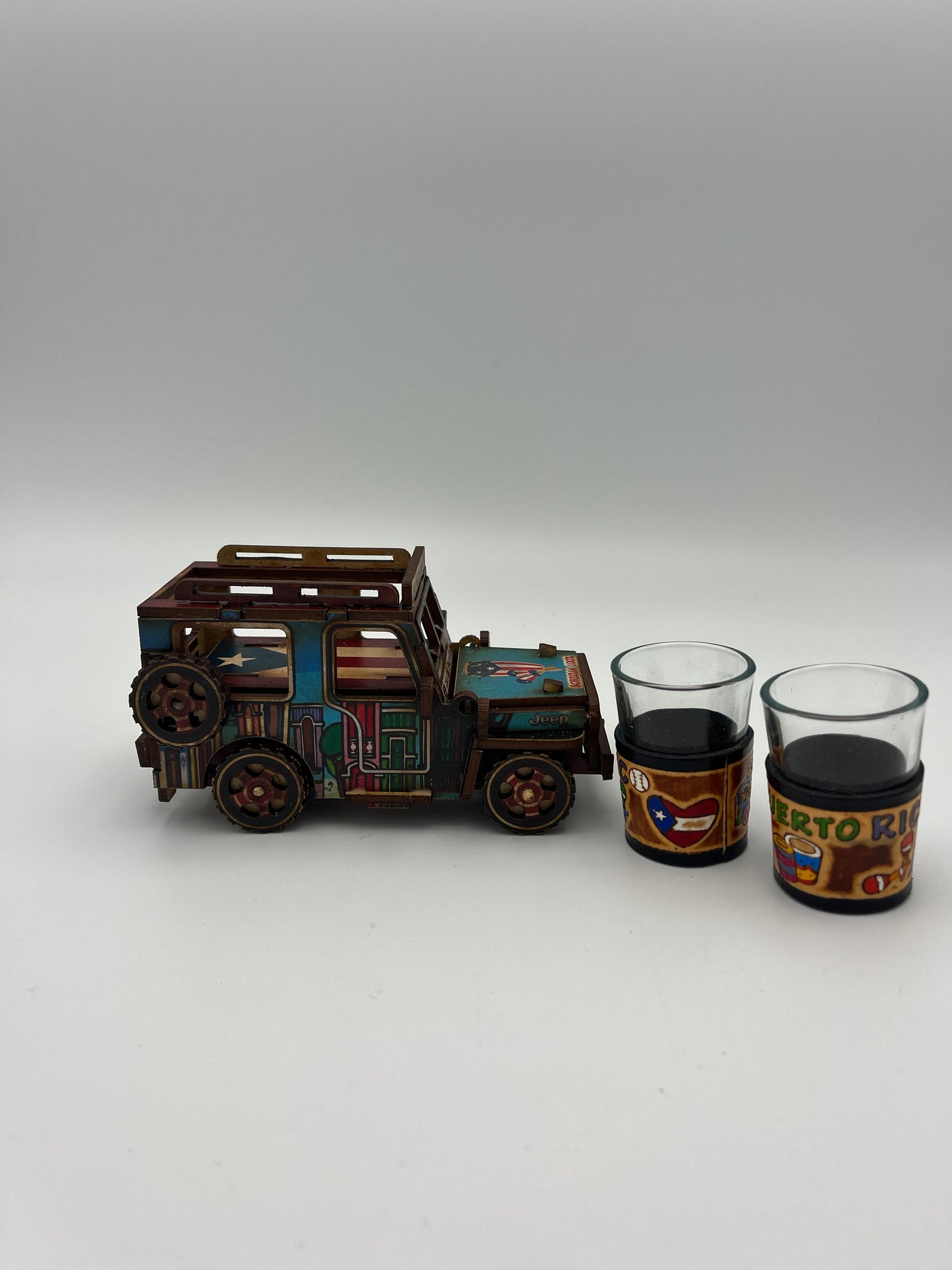 Jeep in wood with two shot glass “El Coqui”