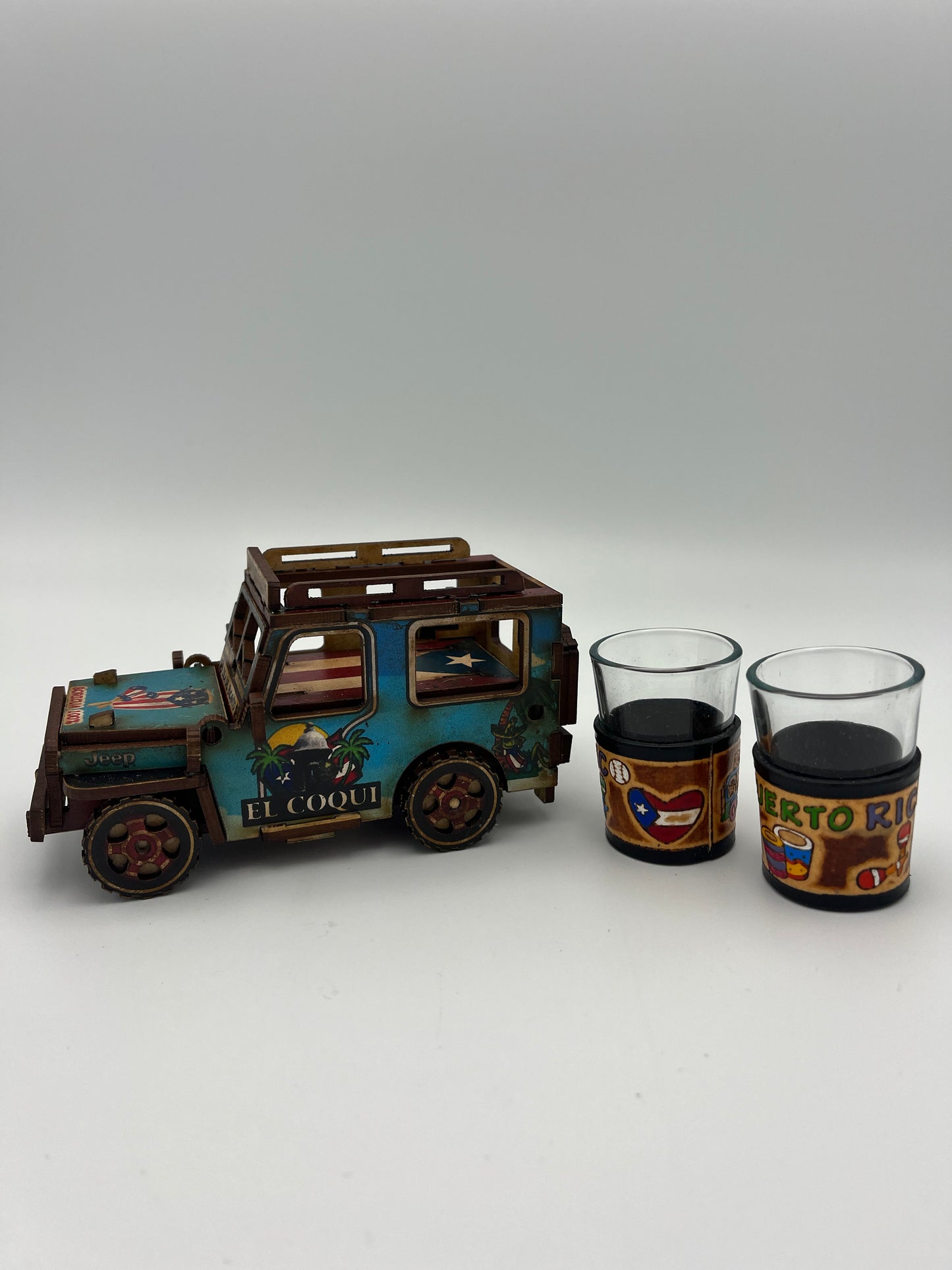 Jeep in wood with two shot glass “El Coqui”