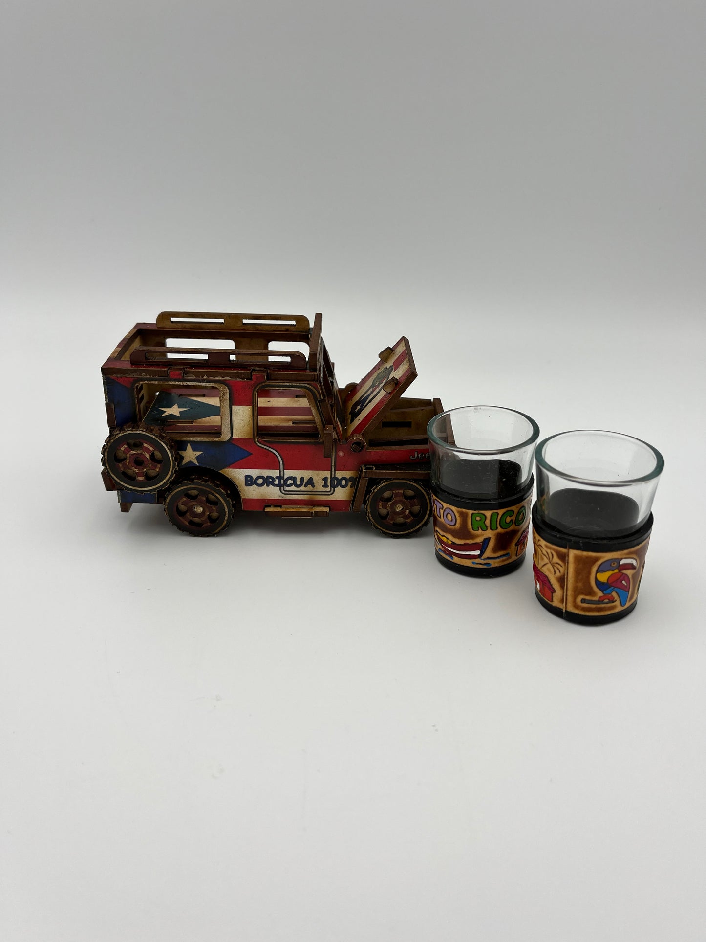 Jeep in wood with two shot glass ''Boricua 100%''